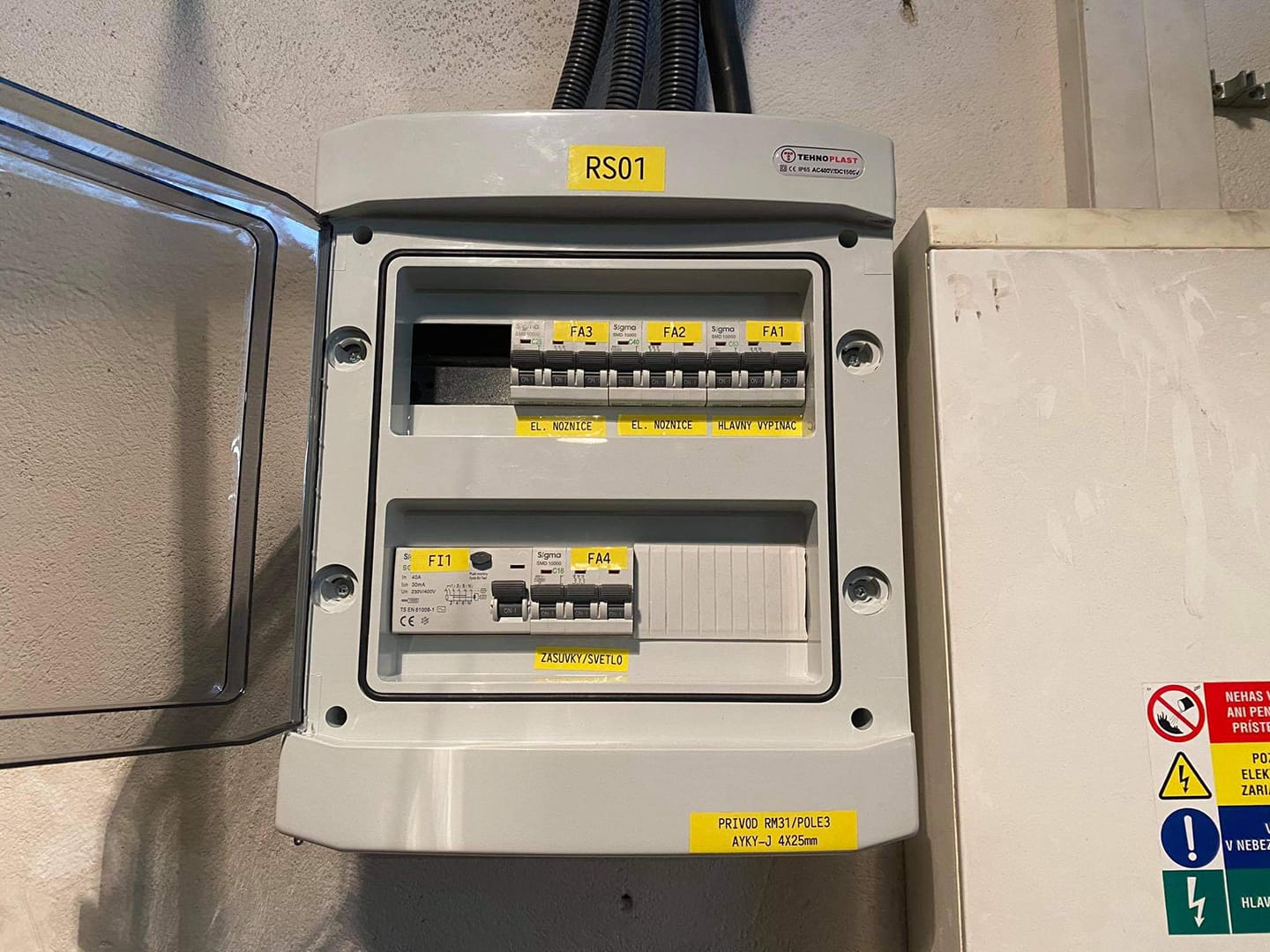 Montáž v Brezne. Modulárne prístroje Sigma elektrik a rozvodnica Tehnoplast