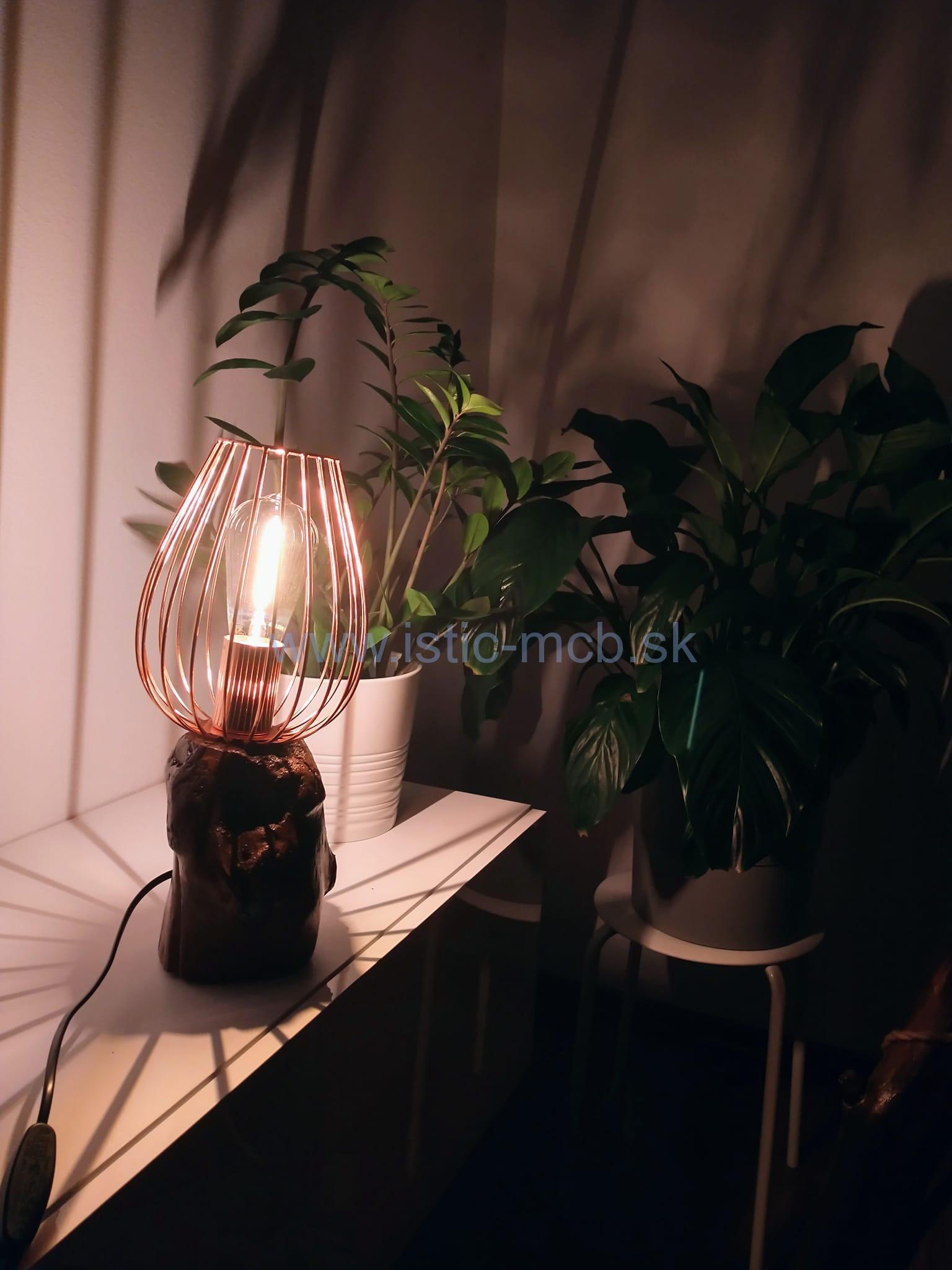 WOOD LAMP svietidlo na stôl s kovovým tienidlom