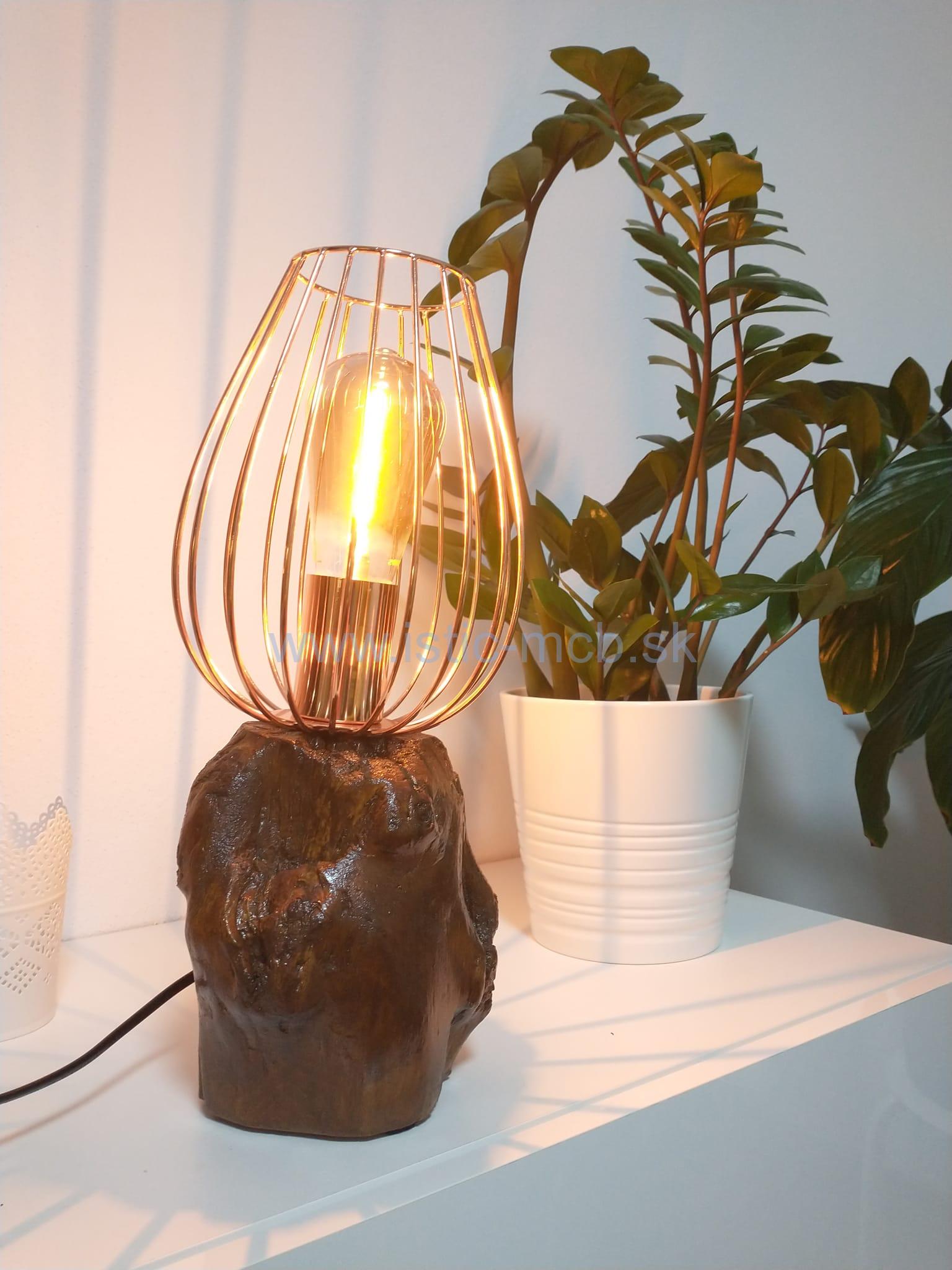 WOOD LAMP svietidlo na stôl s kovovým tienidlom