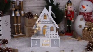 LED adventný kalendár, domček na baterky, drevo